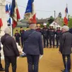 photo moment de recueillement devant le monument du cimetière de bonnétable, en hommage aux victimes des conflits.