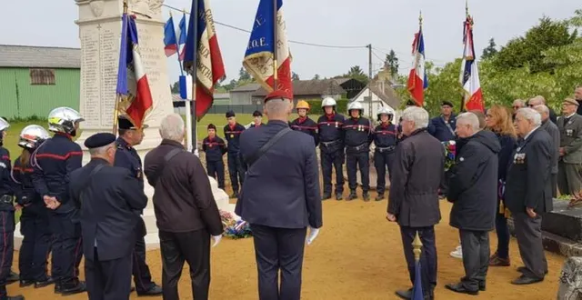 photo  moment de recueillement devant le monument du cimetière de bonnétable, en hommage aux victimes des conflits.  &copy;  le maine libre 