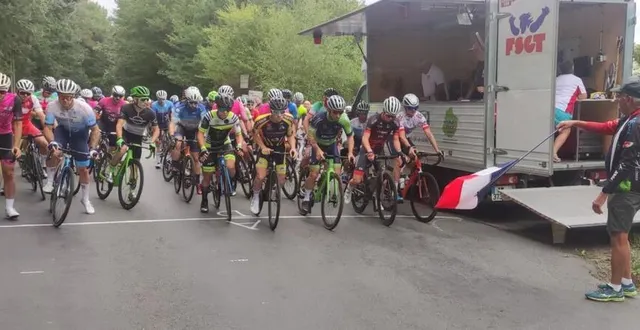 photo  le peloton lors du départ 2024 donné par patrick richer.  &copy;  archives le maine libre 