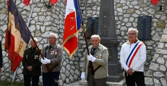 photo  jean-claude borde et jean liquet ont été honorés.  &copy;  le maine libre 