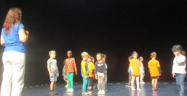 photo  de dos, la comédienne alice david encadrant des jeunes acteurs.  &copy;  ouest-france 