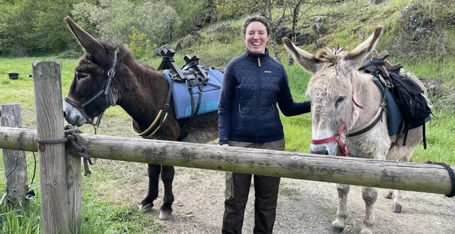 photo  l’ânière mathilde palerme, ici avec babouche et valentin, sur le point de départ des randonnées, participera au printemps de l’âne, samedi.  &copy;  ouest-france 