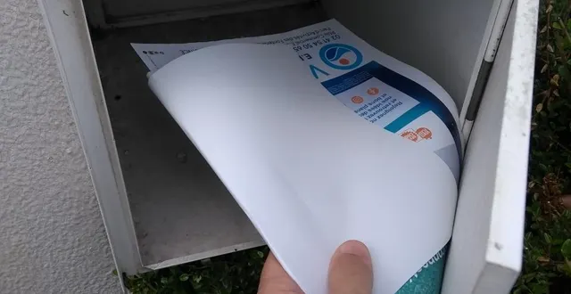 photo  les feuilles blanches dans les boîtes aux lettres servaient d’intercalaire pour la distribution de prospectus.  &copy;  co 