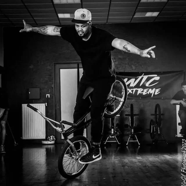 photo robson araujo fera des démonstrations de bmx.  ©  robson araujo