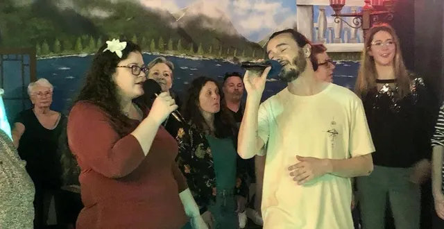 photo  mardi 13 mai 2025, benoît, le plus grand maestro de l’histoire de n’oubliez pas les paroles – diffusée sur france 2 - s’est prêté au jeu du karaoké avec ses fans, près d’angers (maine-et-loire).  &copy;  ouest-france 