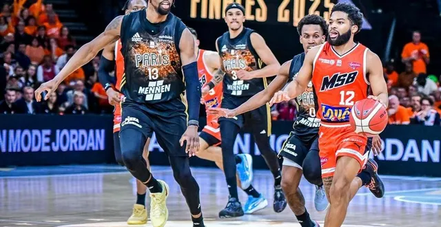 photo  trevor hudgins devant t.j. shorts, lors de la finale de la coupe de france de basket entre le msb et le paris basketball, le 26 avril 2025.  &copy;  photo : le maine libre - yvon loué 