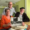 photo  nadine kerveillant, georges potier à ses côtés et patrick huguin, adjoint au maire avec une photo et les coupures de presse de l’époque. 