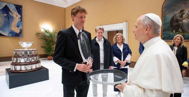 photo le pape léon xiv, grand fan de tennis, a rencontré le numéro 1 mondial jannik sinner, mercredi 14 mai, au vatican © vatican media via reuters.