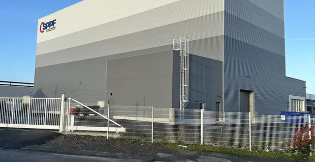 photo  l’un des nouveaux bâtiments mesure 22 mètres de haut ; les choletais peuvent l’apercevoir depuis la route qui mène au péage nord.  &copy;  sppf 