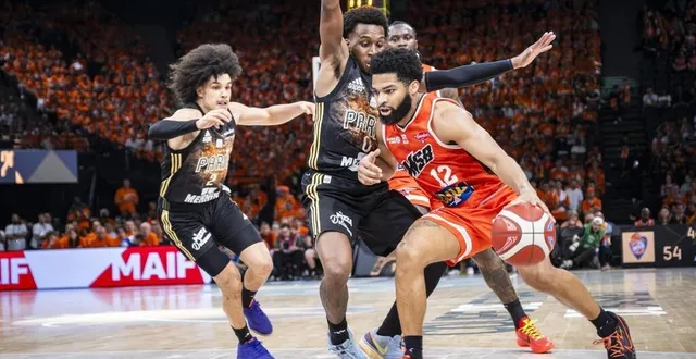 photo  le manceau trevor hudgins (n°12), pressé par t.j. shorts (0) et nadir hifi (2).  &copy;  photo : dominique breugnot 