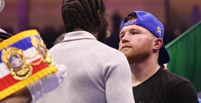 photo canelo álvarez et terence crawford se faisant face à l’issue de la victoire du mexicain sur william scull, le 3 mai 2025. © getty images via afp / richard pelham