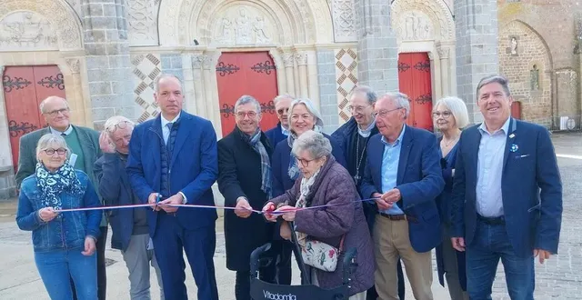 photo  sébastien jallet préfet de l’orne ; isabelle rioux, sous-préfète d’argentan ; mgr bruno feillet, évêque de séez ; architecte et élus avec, au premier plan, monique salles, généreuse mécène.  &copy;  ouest-france 