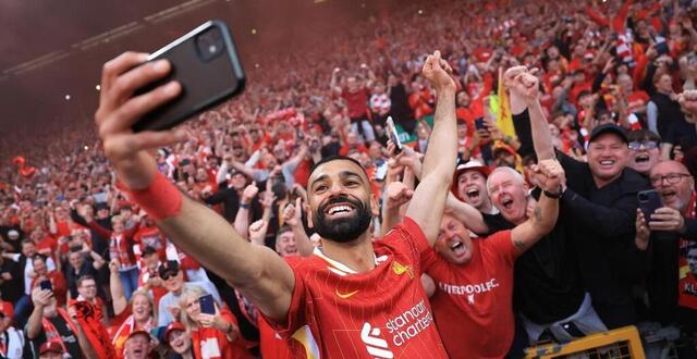 photo mohamed salah célébrant la victoire de liverpool sur tottenham le 27 avril. grâce à ce succès, les reds remportaient le championnat et s’assuraient leur qualification pour la ligue des champions. © getty images via afp / carl recine