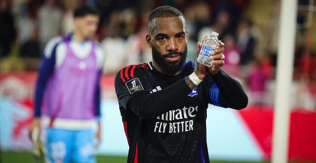 photo alexandre lacazette après la défaite de l’olympique lyonnais sur la pelouse de l’as monaco le 10 mai. © afp / clement mahoudeau
