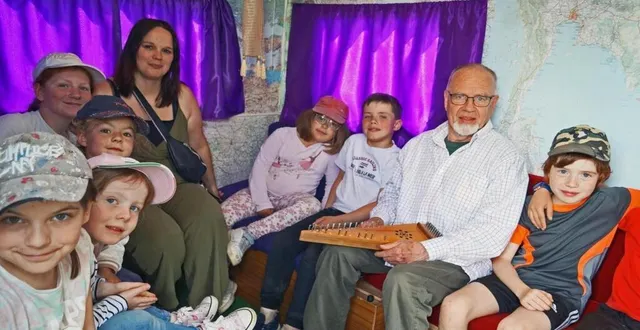 photo  par petits groupes, les enfants sont entrés dans l’univers intimiste de la caraconte avec jean-françois bouvier.  &copy;  ouest-france 