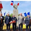 photo  dépôt de gerbes par le maire et le président de l’union nationale des combattants. 