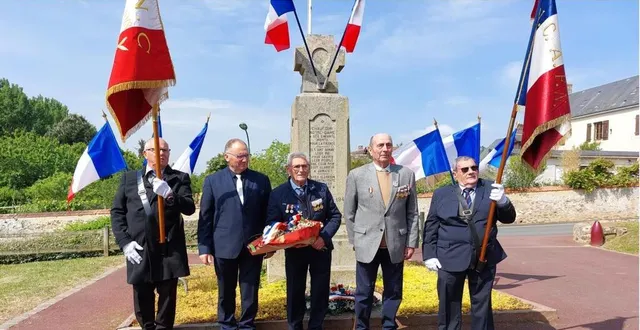photo  dépôt de gerbes par le maire et le président de l’union nationale des combattants.  &copy;  le maine libre 