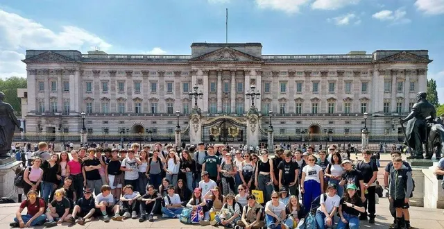 photo  les collégiens conlinois prenant la pause devant buckingham palace.  &copy;  collège conlie 