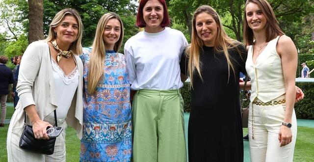 photo en marge des emirates poules d’essai, disputés dimanche à l’hippodrome paris longchamp, trois femmes jockeys ont pu échanger avec deux handballeuses de l’équipe de france autour de la maternité. de gauche à droite : maryline eon, mickaëlle michel, tamara horacek, chloé valentini et coralie pacaut. © photo : scoopdyga - desbriel valentin