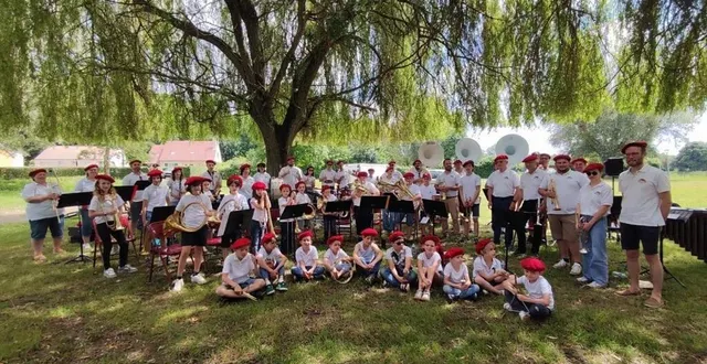 photo  à domicile, les 42 musiciens de la chantenaysienne disputeront les concours régionaux pour déterminer la meilleure batterie-fanfare des pays de la loire.  &copy;  la chantenaysienne 