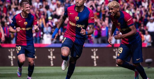 photo le fc barcelone de raphinha (au centre) et lamine yamal (à droite) vise le titre face à l’espanyol barcelone ce jeudi 15 mai. © matthieu mirville - afp