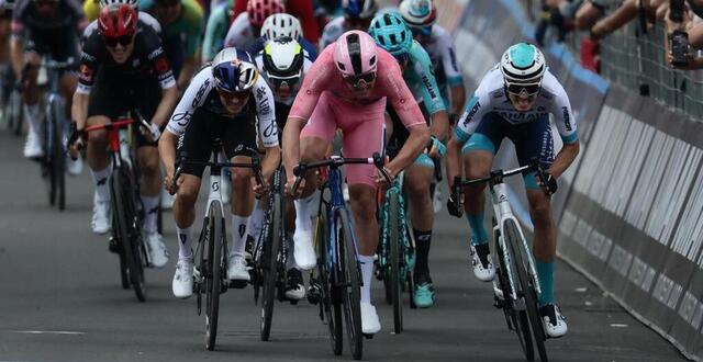 photo mads pedersen, ici au centre et en rose, a déjà remporté trois étapes sur le giro cette année. © luca bettini / afp