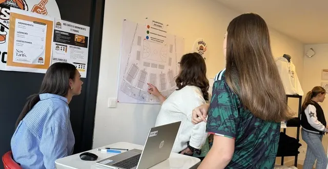 photo  les abonnés du club de basket à alençon (orne) ont acheté les premières places de la nouvelle saison à anova.  &copy;  ouest-france 