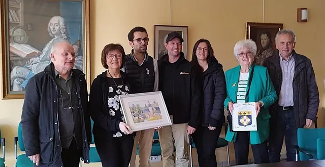 photo  diane cuillerier, à la droite de jérôme prémartin, maire de mareil, est venue depuis le québec en compagnie de son gendre et de sa fille, à gauche du maire.  &copy;  ouest-france 