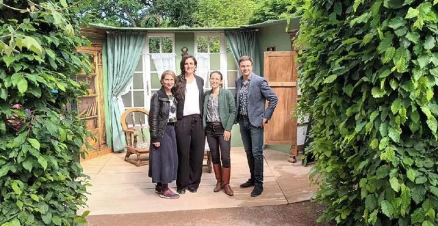photo  lauriane brémard (seconde à droite) avec ses complices de génius horti : aude mazoin, natasa urosevic et lionel roussel, à l’entrée de leur jardin flora et zéphyr au domaine de chaumont-sur-loire.  &copy;  genius horti 