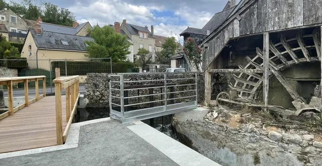 photo  deux passerelles sont presque achevées sur la rivière des deux-fonds. la petite en acier galvanisé servira aux manœuvres pour gérer la hauteur de l’eau.  &copy;  le maine libre 