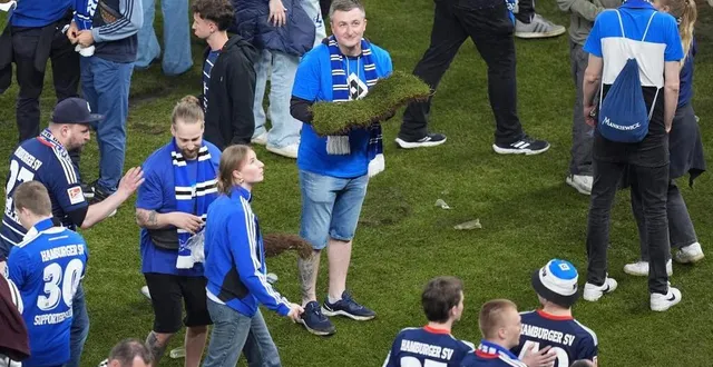 photo  plusieurs supporters d’hambourg ont arraché des morceaux de la pelouse du volksparkstadion après la promotion du club en bundesliga, samedi.  &copy;  marcus brandt / dpa picture-alliance via afp 