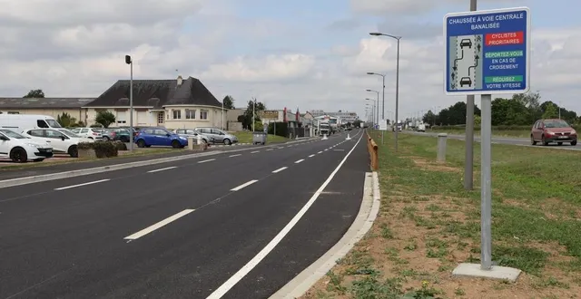 photo  la rue saint-laurent, refaite, fonctionne désormais avec le principe du chaussidou : une chaussée à voie centrale banalisée.  &copy;  ouest-france 