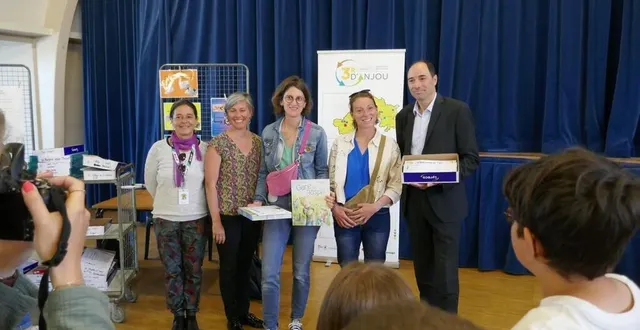 photo  le président du syndicat de gestion des déchets 3 rd’anjou, david lagleyze, et son équipe, récompensent l’école edmond-girard, du lion-d’angers, pour avoir atteint le premier échelon de la charte 3r en matière de réduction des déchets.  &copy;  ouest-france 