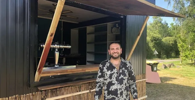 photo  costel lacatus et son équipe se préparent pour l’ouverture de la guinguette bar-botine, à l’étang de la barbotine, au fuilet (montrevault-sur-èvre). tables et chaises prendront place devant un ancien container aménagé.  &copy;  ouest-france 