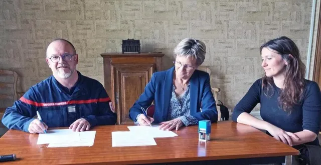 photo  le commandant éric guais, du service promotion du volontariat, josette porquet, maire a signé la convention en présence du sapeur matylda boucher.  &copy;  ouest-france 