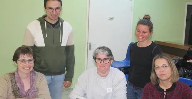 photo  trois des participantes avec les animateurs.  &copy;  co 