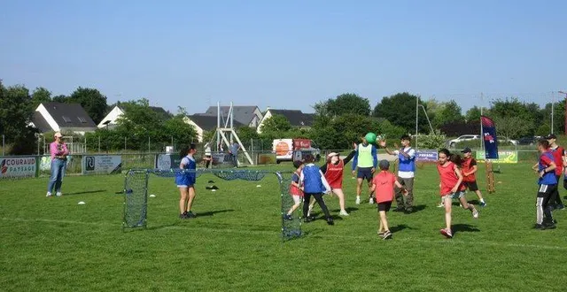 photo  jeudi, lors de la journée d’animation de sports, les enfants ont pu découvrir de nouvelles activités sportives, comme ici le dbl ball.  &copy;  co 