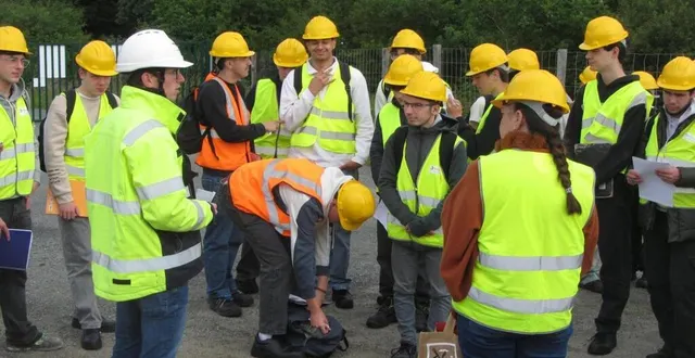 photo  julien desgrouas et corentin daniel, de total énergies, ont raconté la genèse de cette centrale solaire implantée sur le territoire de saint- léger-de-linières à des lycéens très attentifs.  &copy;  co 