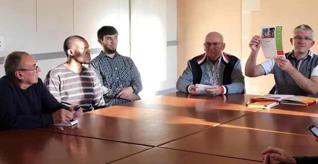 photo  régis paumier (à droite) détaille les neuf chantiers prévus par le comité et prend note des quatre nouvelles actions proposées.  &copy;  le maine libre 