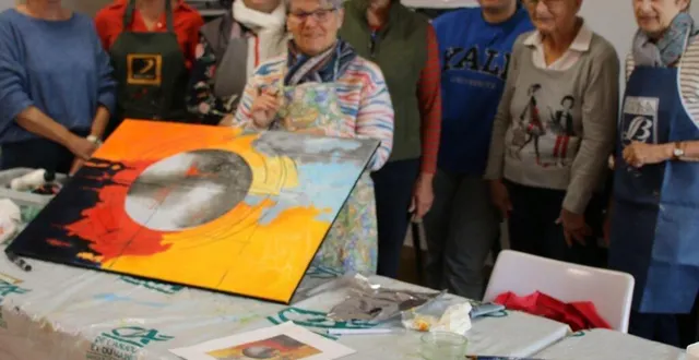 photo  annie françois, à gauche, accompagne des élèves, dont chloé, 3e à droite.  &copy;  le maine libre 