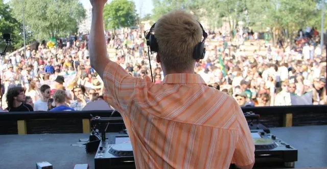 photo  l’ambiance était de mise chaque année à l’île aux planches pour le festival des rêveries au mans (sarthe).  &copy;  archives ouest-france 