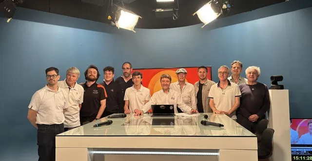 photo  pilotes et fans se sont rassemblés dans les studios de lmtv pour un jeu autour des 24 heures du mans.  &copy;  photo : le maine libre 