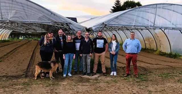 photo  le bureau de l’association s’est réuni mardi soir, sous la présidence de gilles pousse, près des serres de sophie girard (ici à gauche) où aura lieu le repas champêtre.  &copy;  ouest-france 