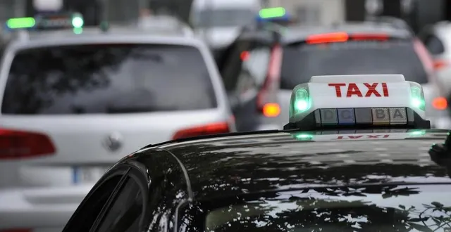 photo  les taxis de l’orne organisent, lundi, une opération escargot entre l’aire de soulangy, près de falaise, et le chu de caen.  &copy;  archives ouest-france 