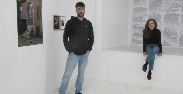 photo  maxime voidy et ludivine zambon devant une de leurs œuvres exposées depuis le 26 avril à l’estrade.  &copy;  ouest-france 