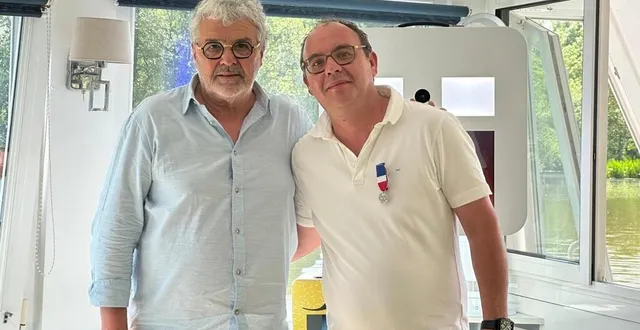 photo  le 1er mai 2025, pour les 35 ans de frémont affûtage, didier frémont a remis la médaille du travail pour 20 ans à son fils, pierre-henri frémont.  &copy;  frémont affûtage 