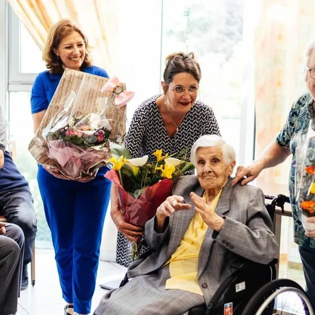 photo la centenaire a reçu de nombreuses fleurs pour son anniversaire.  ©  ouest-france