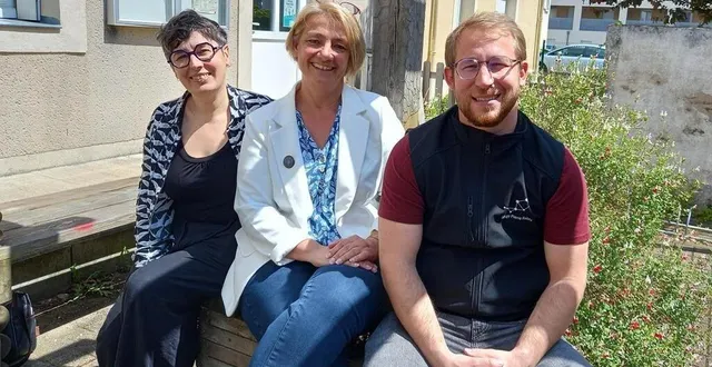 photo  devant l’espace ados à saint-barthélemy-d’anjou (maine-et-loire), de gauche à droite adeline roi, directrice adjointe du village pierre-rabhi, isabelle raimbault, adjointe aux solidarités et à l’action sociale et geoffrey flécheux, animateur jeunesse qui, avec ses collègues fabien pérochon et léa geindreau, (absents), a construit le programme de l’été.  &copy;  ouest-france 