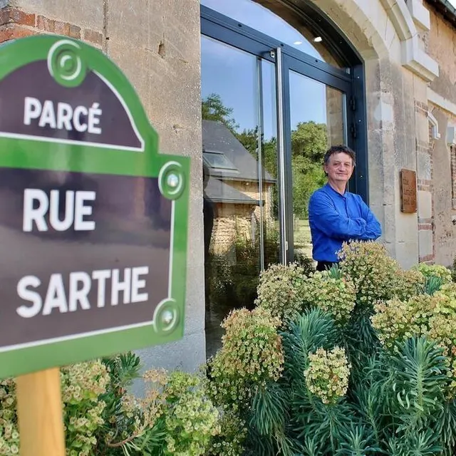 photo en 2023, éric dos santos avait fait installer un petit panneau s’inspirant de la rue de seine à paris, célèbre pour ses galeries d’art.  ©  archives ouest-france