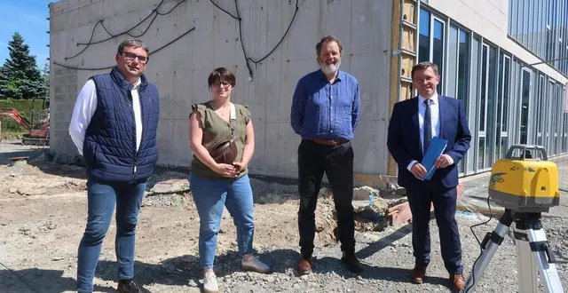 photo  baugé, le 15 mai 2025. philippe chalopin, maire de baugé-en-anjou (à droite), accompagné de jacky boyeau, adjoint aux bâtiments, margaux girard, adjointe à la santé et laurent colobert, directeur général adjoint à l’aménagement, sur le chantier de l’extension du pôle santé qui vient de démarrer.  &copy;  co - agathe le nueff 